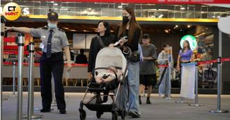 直擊》歐陽妮妮全家現身機場　歐陽龍、傅娟伴愛女離開台灣