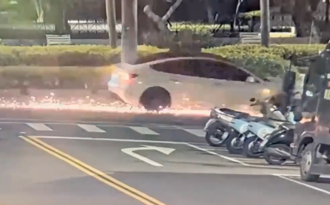 北市特斯拉自撞「轮胎喷飞」继续开！地面刮出惊人炫橘火光