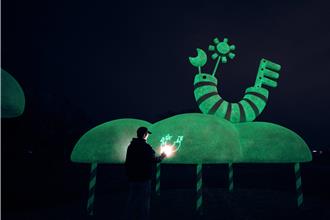 屏東大鵬灣「雲光島」不插電夜光塗鴉 獲倫敦設計大獎肯定