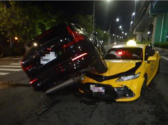 瑞典坦克名不虛傳 休旅車遭撞反而騎上計程車