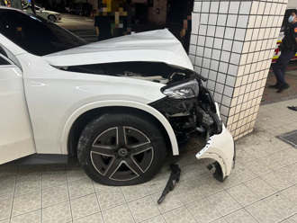 影》新莊23歲賓士男「過彎飆太快」！自撞店家樑柱 畫面曝光