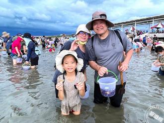 到台南七股海鮮節挖文蛤 體驗「摸蛤仔兼洗褲」尋寶樂