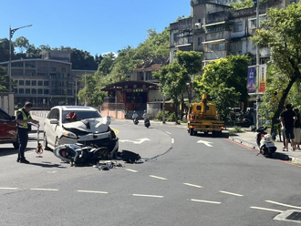 基隆機車猛撞左轉車零件噴飛騎士送醫　撞擊畫面曝光