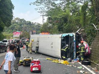 新竹台三線重大車禍 遊覽車翻覆駕駛送醫亡！現場曝光