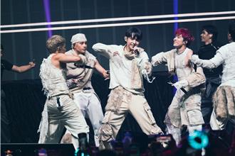 菲人气男团SB19首度来台开唱 宠粉高喊「宝贝我想你」