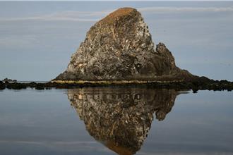 澎湖貓嶼超夢幻！壺穴倒影如漂浮之島 像雙貓蹲伏海上