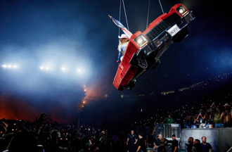 影》碧昂絲唱一半出事「飛天險翻車！」緊抓繩索求救：停下來