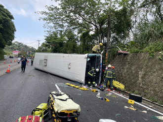 北埔游览车翻覆驾驶亡 自撞后移车！离奇逆向衝百米酿祸