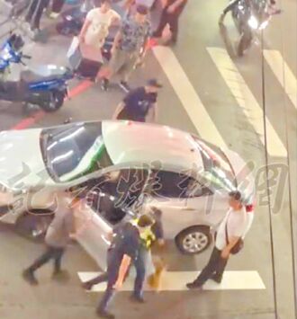 弒母遭押 女竟問怎麼可能死？