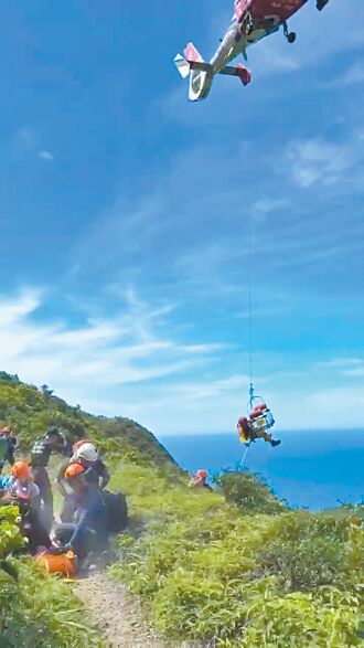 瑞芳 8旬婦登山跌傷 空勤吊掛救援