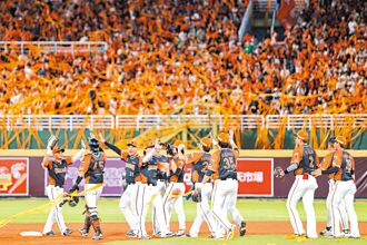 中職》陳傑憲猛打賞 獅奪隊史第18座季冠軍