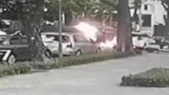 黄男2023年7月24日在台中市四警局大门前，朝杜男泼8.5公升汽油引燃烧死杜男。（民眾提供，资料照片）