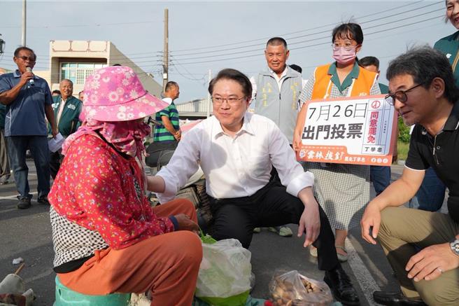 民進黨秘書長林右昌29日赴雲林口湖，參與罷免國民黨立委丁學忠活動。（民進黨提供）