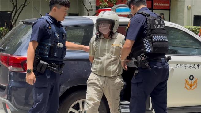 林口黑貓宅急便的女員工為刺殺男同事，今提早蹲守在公司大門。（圖／張鎧乙攝）