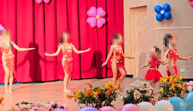 新北市教育局今（30）日证实表演地点在新北，并接获民眾检举，但经调查发现学生舞团表演的整体舞蹈设计与服装内容，包含穿着含肤色内衬上衣与短裤的舞蹈服装，参赛学生家长事前均知情同意。（翻摄自YouTube频道吴虎城）