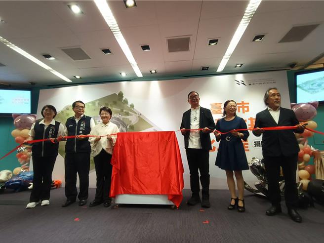 麗明營造將協助市府打造小豬藝文基地，整體捐贈價值高達2億元，30日舉行捐贈儀式，市長盧秀燕（左三）與麗明董事長吳春山（右三）等人均出席。（陳淑娥攝）