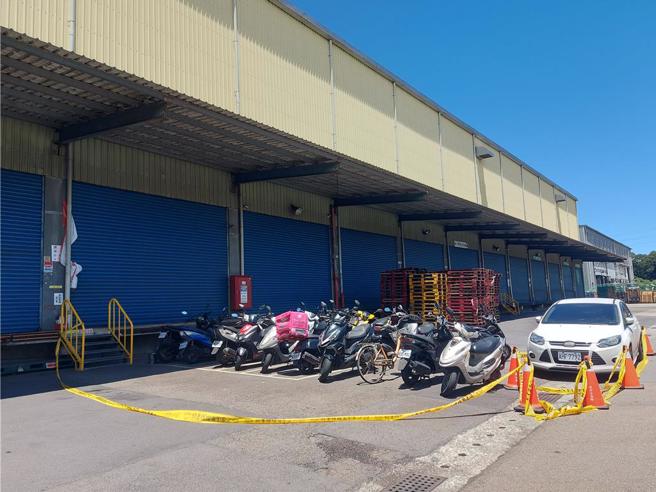 黑猫女员工行刺现场已拉起封锁线，并被查出她有诈欺及酒驾前科。（图／张铠乙摄）