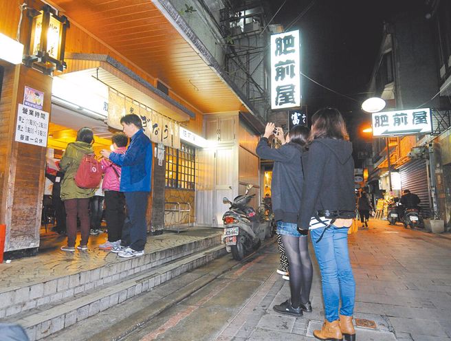 肥前屋是台北知名餐厅，每逢用餐时段，店门口总是排起长长的人龙。（资料照片）
