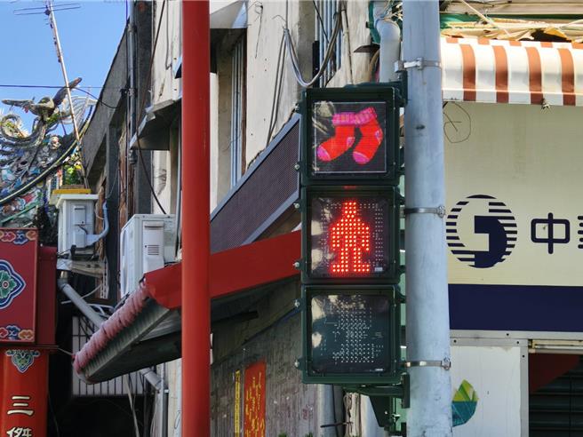 彰化社头乡公所针对中山路一段与中兴路路口，以及员集路二段与清水岩路路口，进行「2处易肇事路口改善工程」，其新设交通号志灯加入社头乡特产袜子、芭乐，乡长萧浚二希望提醒民眾注意交通安全，也推广在地农特产。（叶静美摄）