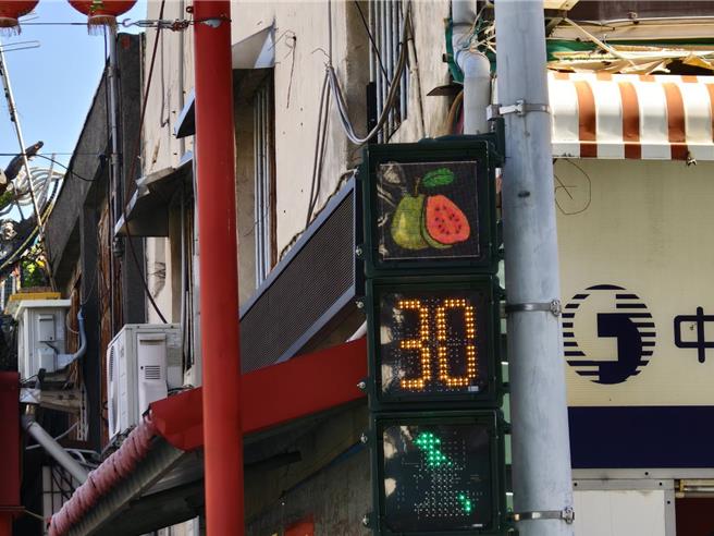 彰化社头乡公所针对中山路一段与中兴路路口，以及员集路二段与清水岩路路口，进行「2处易肇事路口改善工程」，其新设交通号志灯加入社头乡特产袜子、芭乐，乡长萧浚二希望提醒民眾注意交通安全，也推广在地农特产。（叶静美摄）