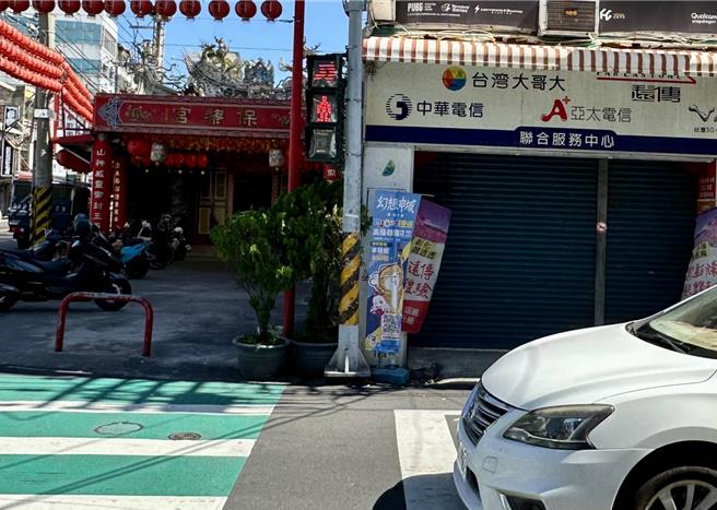 彰化社头乡公所针对中山路一段与中兴路路口，以及员集路二段与清水岩路路口，进行「2处易肇事路口改善工程」，其新设交通号志灯加入社头乡特产袜子、芭乐，乡长萧浚二希望提醒民眾注意交通安全，也推广在地农特产。（叶静美摄）