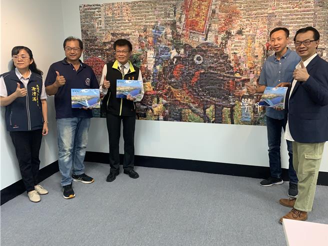 台南市學甲商圈協會30日正式推出台灣首部鄉鎮級空拍圖庫《風土光影：學甲十三庄地景圖誌》，學甲區長張明寶（左3）、協會理事長陳俊安（右１）、攝影師鐘盟超（右２）一同推薦。（郭良傑攝）