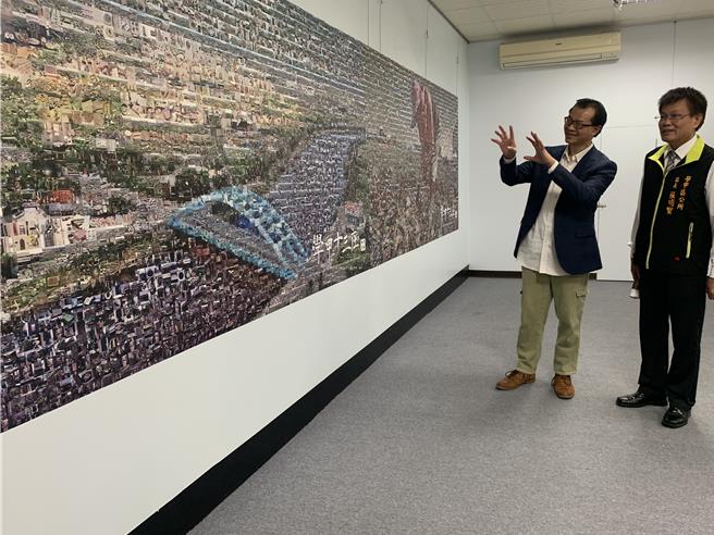 學甲商圈協會理事長陳俊安（左）向學甲區長說明以３千張空拍圖片拼成的地方印象圖。（郭良傑攝）