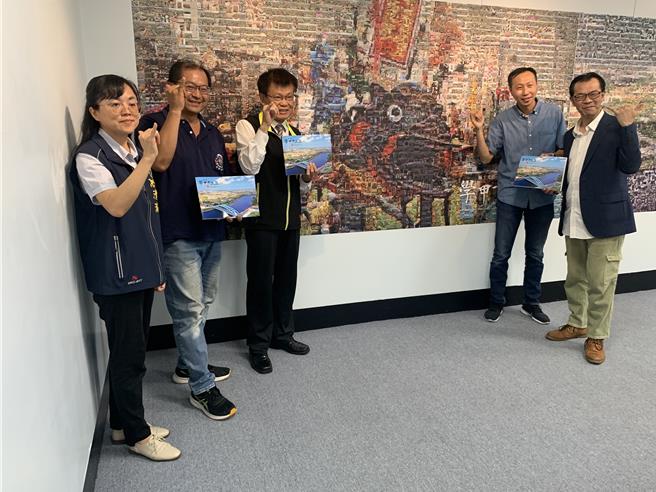 台南市學甲商圈協會30日正式推出台灣首部鄉鎮級空拍圖庫《風土光影：學甲十三庄地景圖誌》，學甲區長張明寶（左3）稱讚是送給未來的禮物。（郭良傑攝）