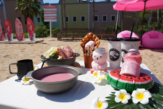 集结粉红色系餐点，还有天天抽冰淇淋免费吃活动，让游客消暑。(福容饭店提供)