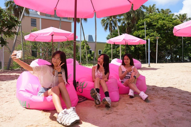粉红阳伞、气垫沙发与泳圈，打造梦幻浪漫打卡区。(福容饭店提供)