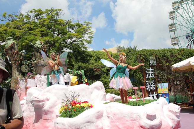 丽宝乐园暑假推出高达四辆巨型花车的大规模精灵游行表演。(福容饭店提供)