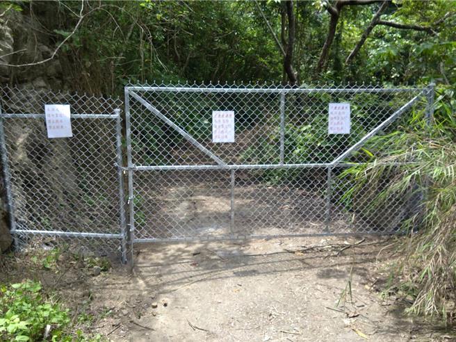 台南市南化区千层岩瀑布25日传出溺水案件1人死亡，已是该处2年来第二起溺毙事故，国有财产署近日封闭必经道路，引发旅游网红热议。（南化区公所提供／程炳璋台南传真）