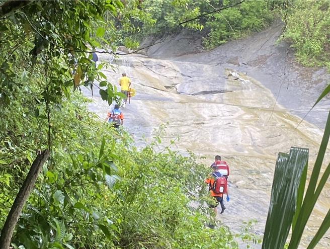 南化区千层岩瀑布25日传溺毙案酿1死，秘境景点是否该封闭引发旅游网红争议话题。（台南市消防局提供／程炳璋台南传真）