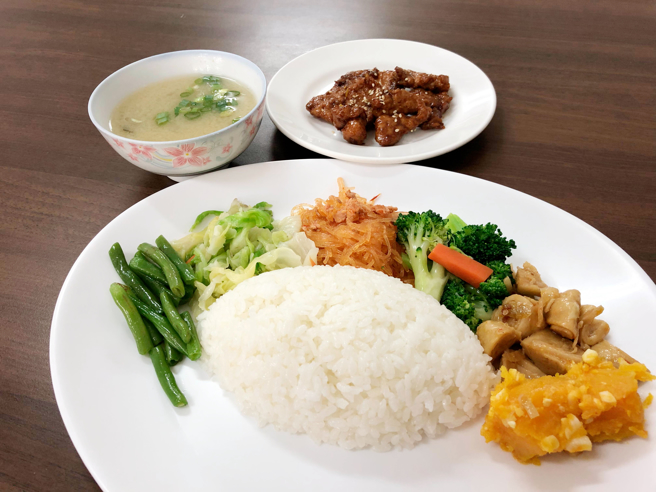 许多人吃便当会淋滷汁，当心踏入爆糖陷阱。（示意图，Shutterstock／达志）