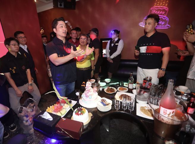 市長蔣萬安親率市府團隊，於晚間10時赴大同分局聽取簡報後，隨即前往星聚點KTV等青少年易聚集場所進行聯合稽查。（圖／陳君瑋攝）