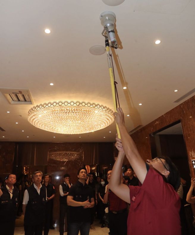 市長蔣萬安親率市府團隊，於晚間10時赴大同分局聽取簡報後，隨即前往星聚點KTV等青少年易聚集場所進行聯合稽查。（圖／陳君瑋攝）