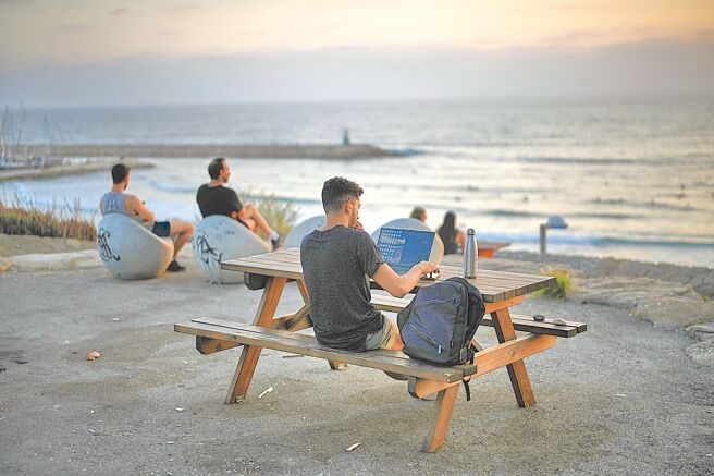 数位牧民是一种工作、旅行与生活结合的人生模式。图／美联社