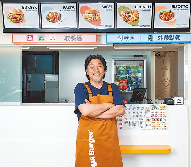 拉亚汉堡联名白宫主厨爱德华·李，力邀主厨参观直营门市，持续优化Laya NOW APP线上订餐体验，实现无纸化服务，缩短现场等待时间。图／拉亚汉堡提供