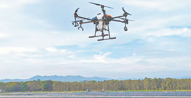 根據國軍規畫方案，三軍已分別成立訓練中心或專責單位，今年預計完訓3164員無人機操作人員。圖為旗美地區農友用無人機噴藥。（本報資料照片）