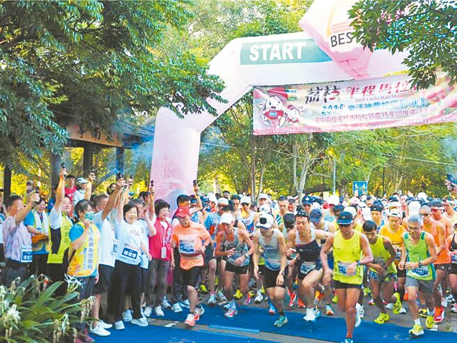 台中市山、海线29日分别举行别具特色的运动盛事，山线潭子和大雅地区「台中荔枝半程马拉松」先登场。（台中市运动局提供／温予菱台中传真）