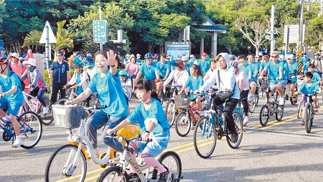 台中市山、海线29日分别举行别具特色的运动盛事，海线清水区举行「踩风亲子运动嘉年华」吸引1000多名喜爱铁马的民眾参加。（台中市运动局提供／温予菱台中传真）