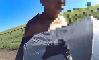 「撐傘裸男」淡水趴趴走！二度現身濱海路遭警送辦