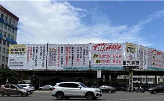 鄭正鈐提告柯建銘！理由： 不滿罷團「這些抹黑看板」