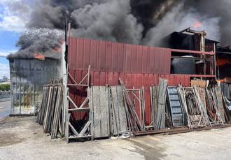 新北土城鐵皮倉庫大火！巨大濃黑煙竄天 消防急籲緊閉門窗戴口罩