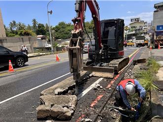 台南永康施工挖破瓦斯管线 消防急洒水 瓦斯公司关闭气阀