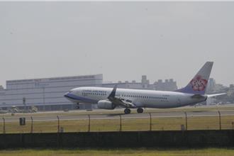 高雄小港機場跑道破損突封閉 11航班旅客擠爆候機室