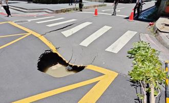 北市長春路口「天坑」狂冒水 工務局：自來水管破裂釀禍