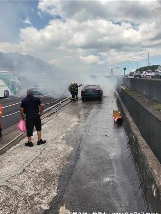 國1北桃園段火燒車 2人驚險逃生 一度回堵3公里