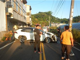 台中男駕車疑恍神自撞電桿　與乘客雙雙送醫