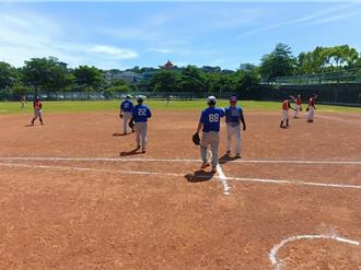 壘球賽遭對手傳球砸眼失明  男怒求償665萬  法官駁回：無違規